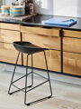 Barová židle About a Stool AAS 38 s polypropylenovým sedákem a kovovou podnoží