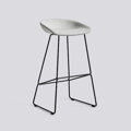 Barová židle About a Stool  AAS 39 s čalouněným sedákem a kovovou podnoží