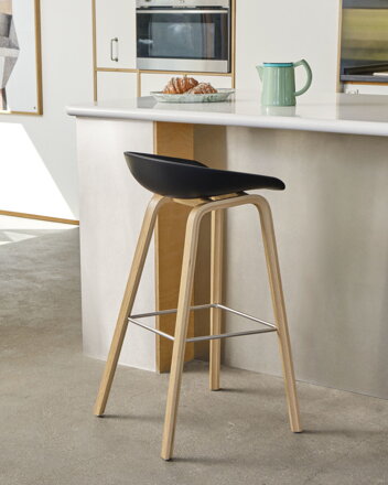 Barová židle About a Stool AAS 32 s polypropylenovým sedákem a dřevěnou podnoží