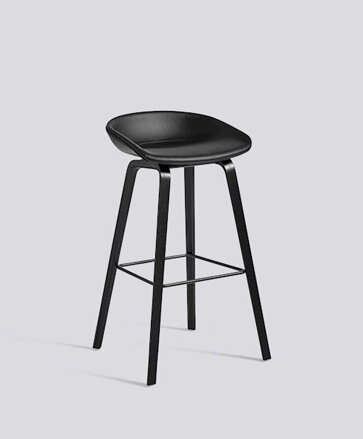 Barová židle About a Stool AAS 33 s čalouněným sedákem a dřevěnou podnoží