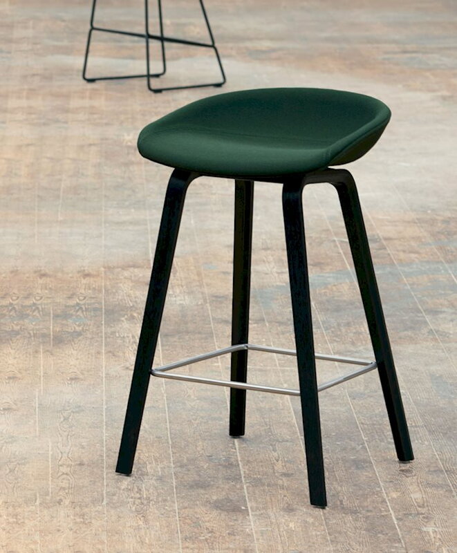 Barová židle About a Stool AAS 33 s čalouněným sedákem a dřevěnou podnoží